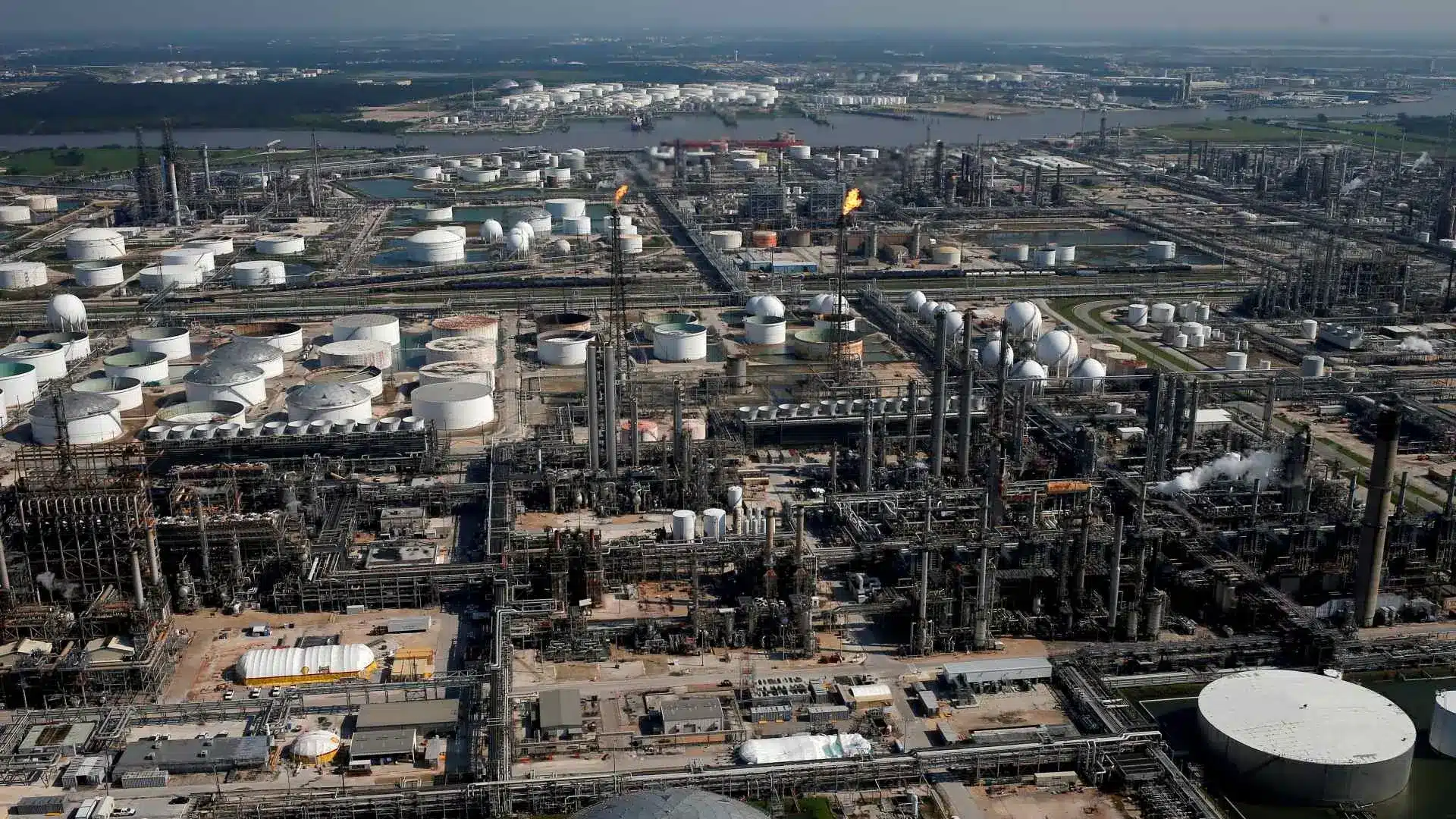Pemex blinda operatividad en Deer Park tras colisión de embarcaciones