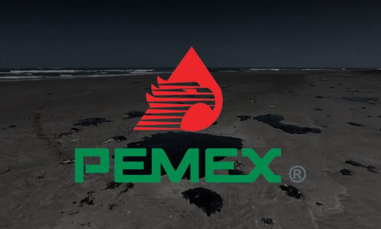 Pemex admite responsabilidad en derrame del Golfo y cesa a directivos por negligencia
