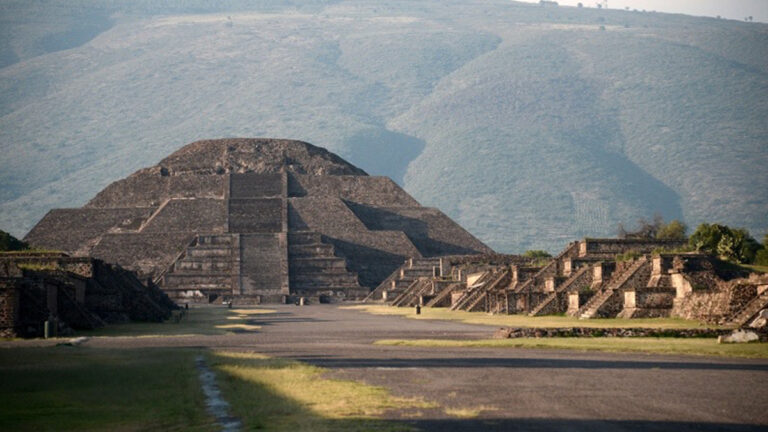 Pánico en Teotihuacán: sujetos armados disparan desde la Pirámide de la Luna y provocan múltiples lesiones