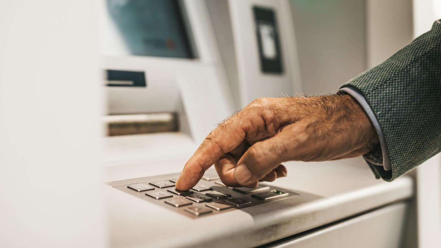 Protege el patrimonio de adultos mayores ante el 32% de fraudes bancarios