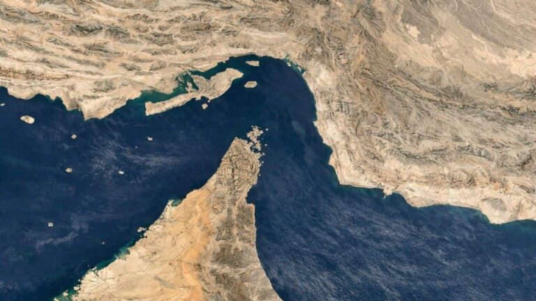 Crisis en Ormuz: Apertura condicionada y desplome en los precios del crudo