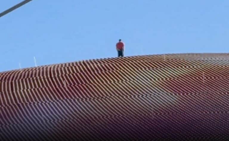 Hombre escala la Esfera de Las Vegas: el polémico ascenso al icono tecnológico