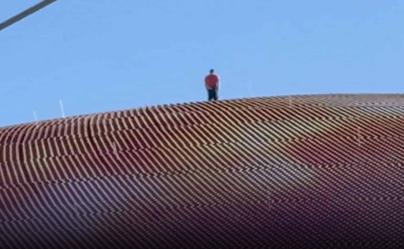 Hombre escala la Esfera de Las Vegas: el polémico ascenso al icono tecnológico