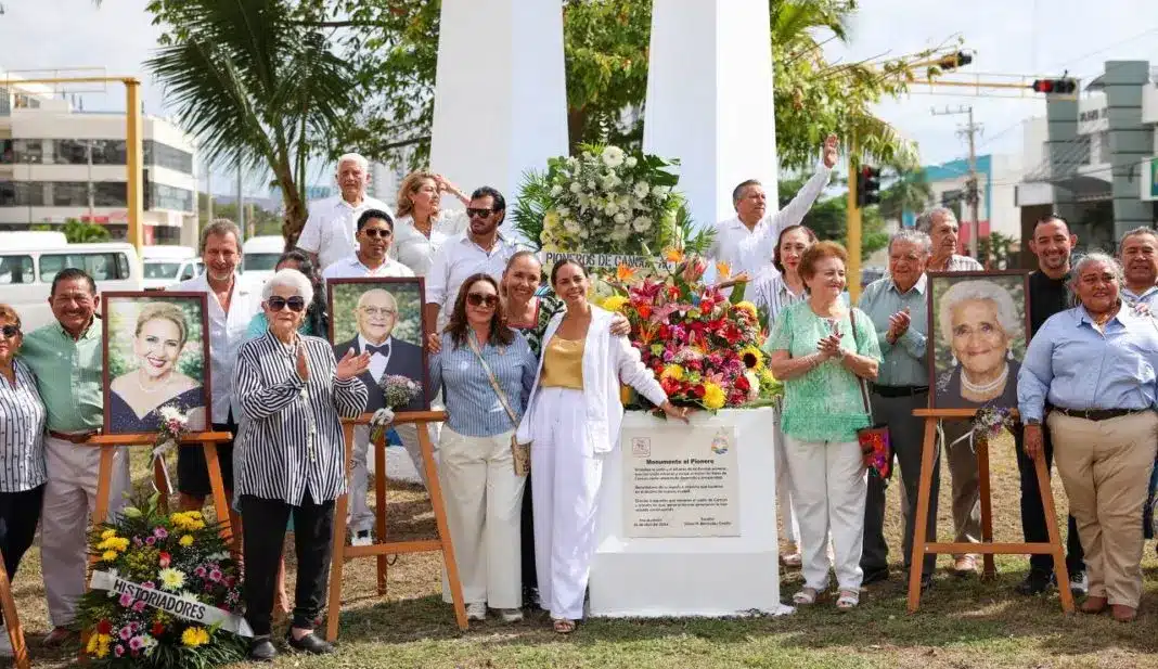 La Presidenta Municipal Ana Paty Peralta y asociaciones de pioneros durante la guardia de honor por el 56 aniversario de Cancún en el Monumento al Pionero.