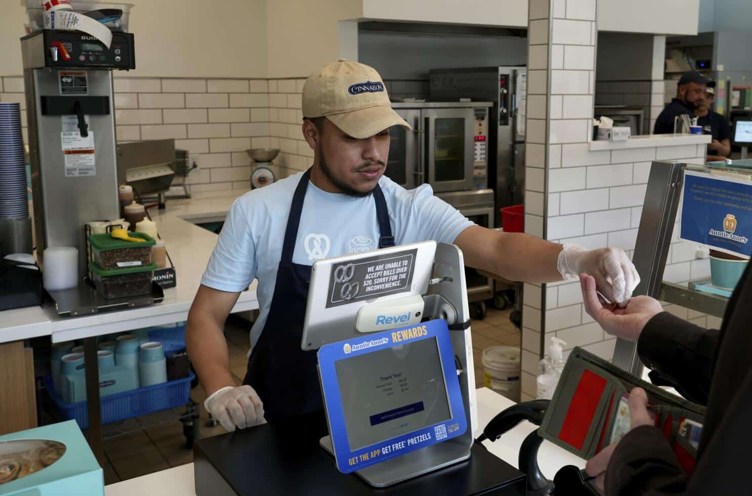 Reajuste salarial en cadenas de comida rápida fortalece la economía de California