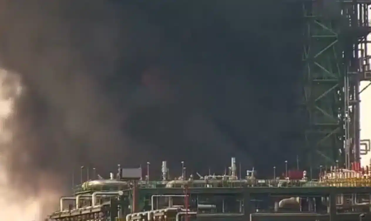 Control total en Dos Bocas tras ignición de coque por altas temperaturas