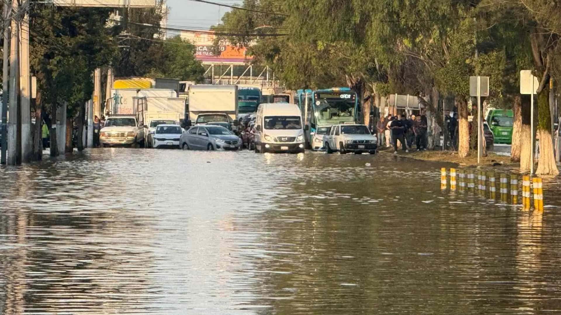 Colapso vial en la Vía López Portillo paraliza el Mexibús y el transporte logístico