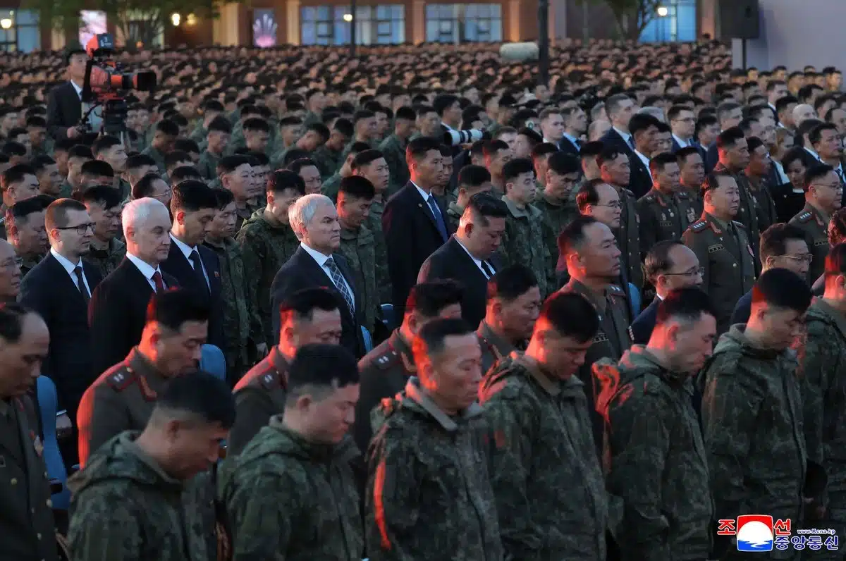 Kim Jong-Un glorifica el suicidio táctico de sus tropas en Rusia