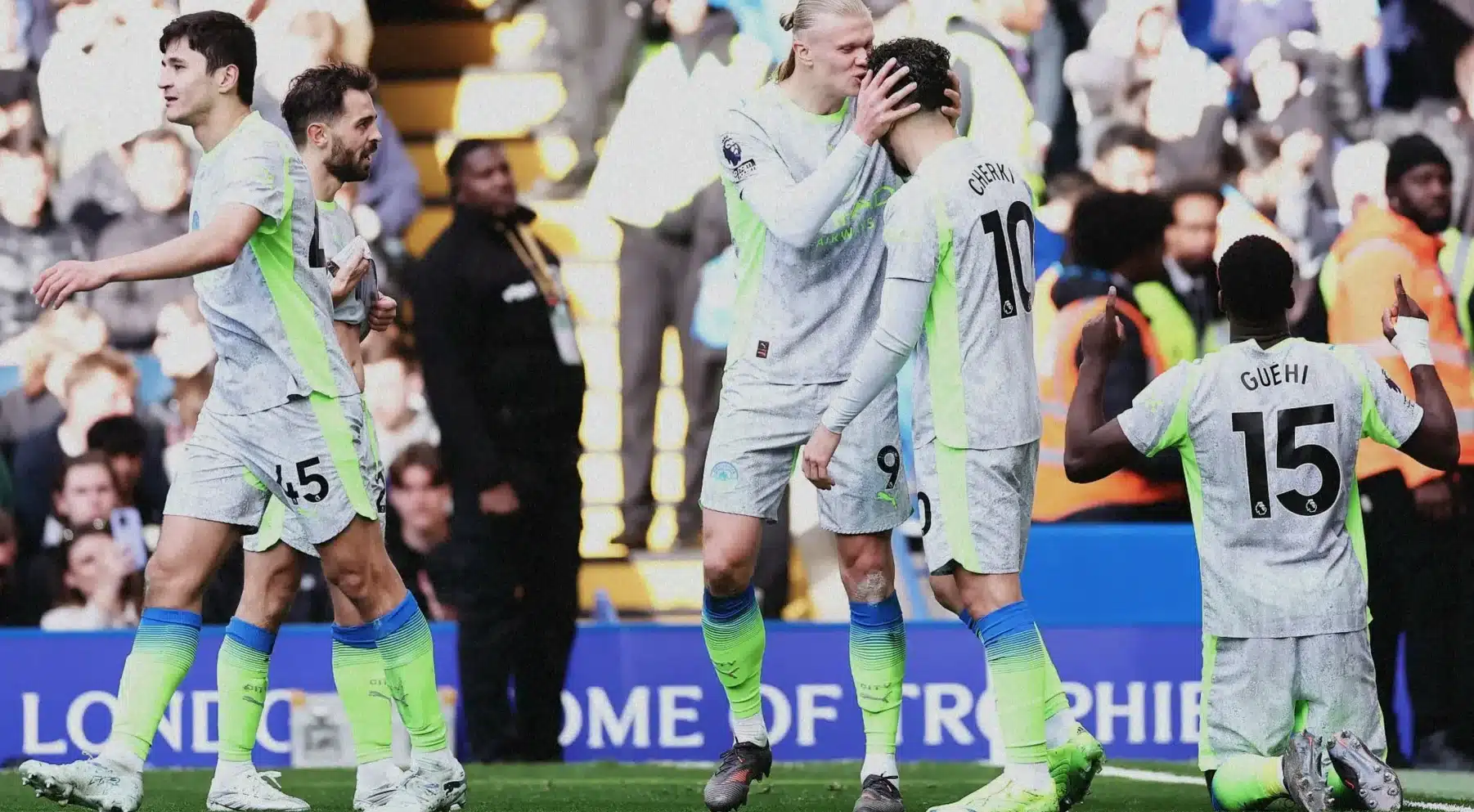 Manchester City castiga al Chelsea y asedia el liderato de la Premier League