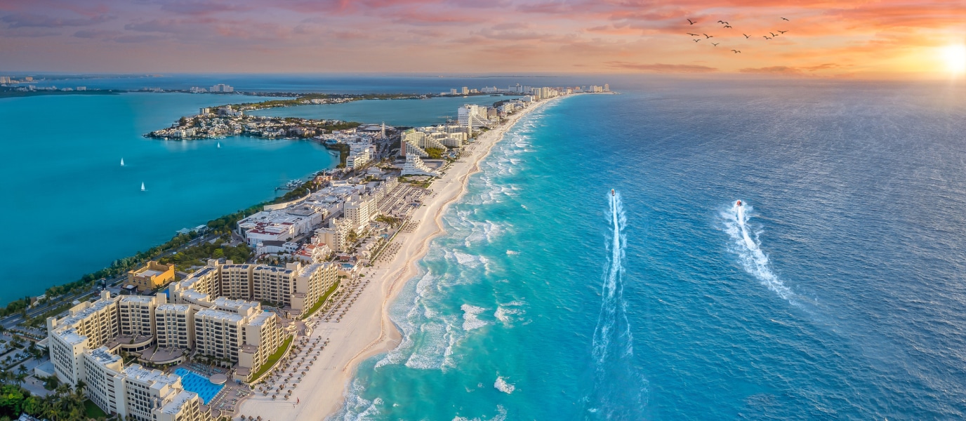 La gobernadora Mara Lezama Espinosa emitiendo su mensaje por el 56 aniversario de Cancún desde el Malecón Tajamar, destacando obras de infraestructura.