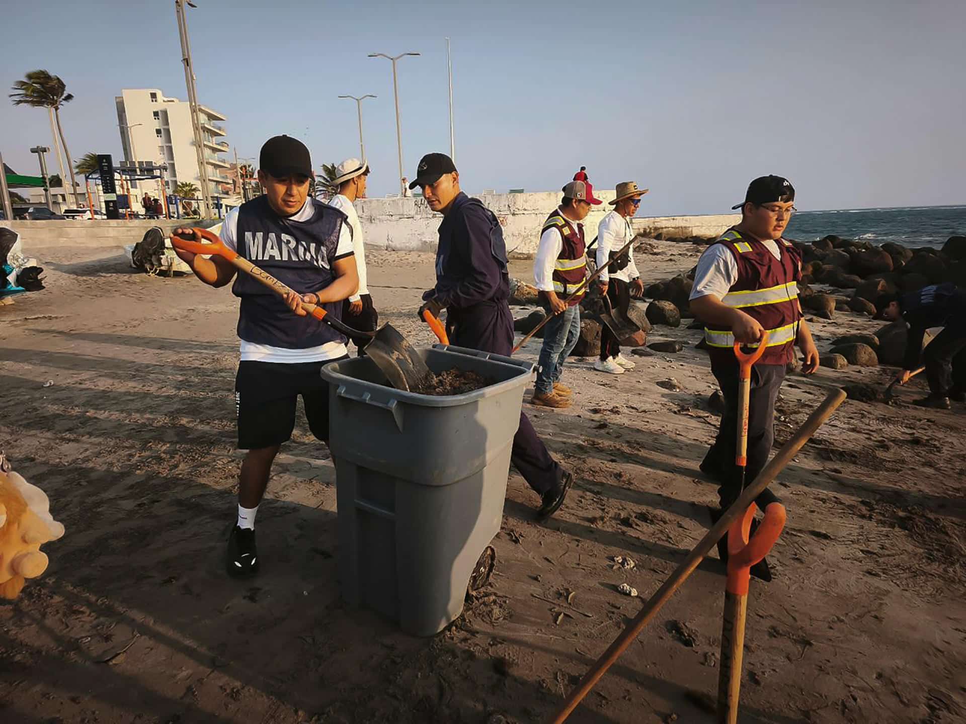 Operativo masivo de limpieza recupera 889 toneladas de crudo en el Golfo