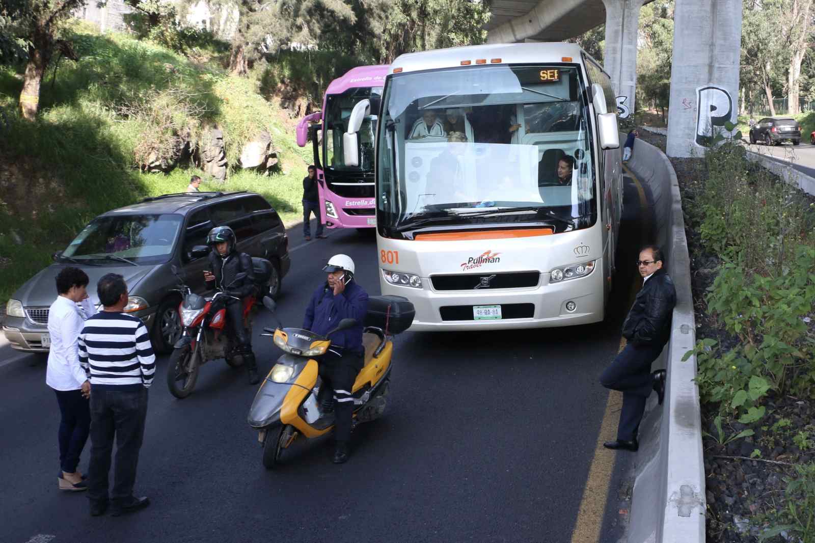 Paro nacional de transportistas y agricultores paraliza carreteras en México