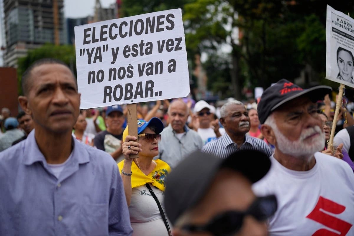 Trabajadores exigen comicios y mejoras salariales frente a la delegación de EE. UU.