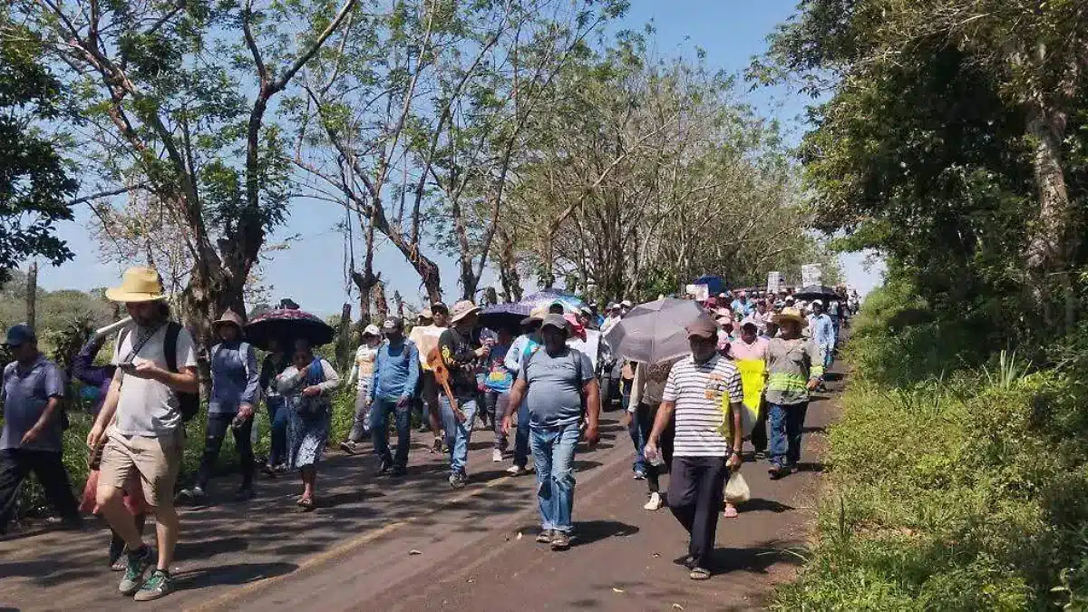 Pajapan confronta opacidad gubernamental por contaminación de hidrocarburos en Veracruz