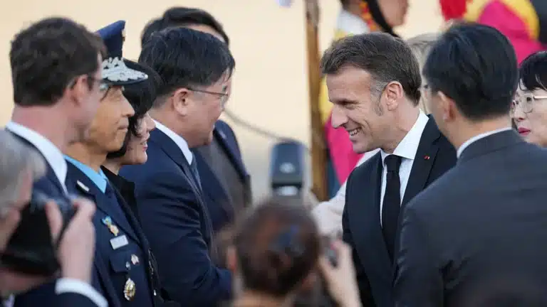 Macron responde a los comentarios de Trump sobre su matrimonio en Seúl