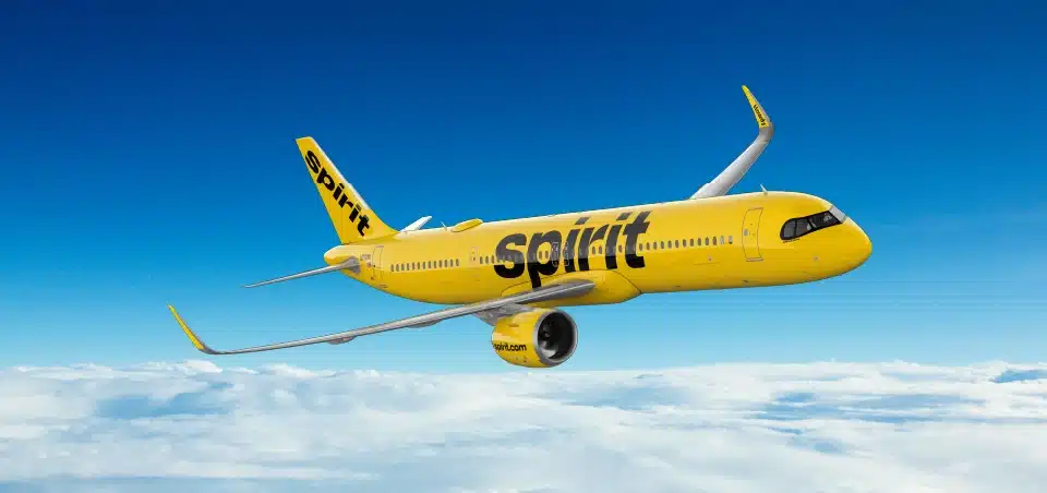 Mostrador vacío de Spirit Airlines en el Aeropuerto Internacional de Cancún tras cese de operaciones