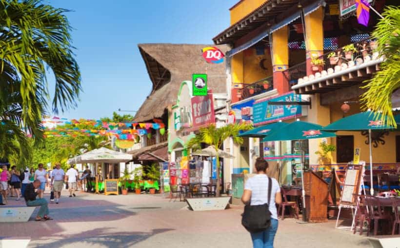 Zonas turísticas de Playa del Carmen despejadas tras el retiro de vendedores ambulantes en la Quinta Avenida.