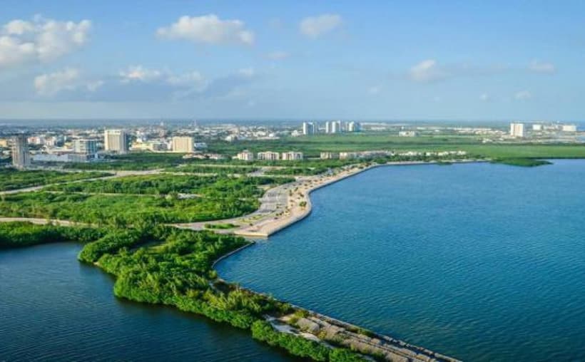 Mega carpa instalada en Malecón Tajamar Cancún para evento de Claudia Sheinbaum