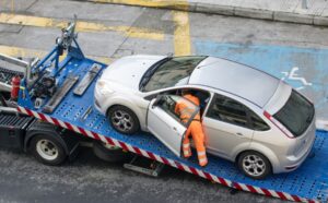 Grúa de arrastre vehicular en avenida de Cancún bajo nuevas reformas de movilidad