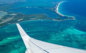 Avión aterrizando en Cancún con caída de 10% en asientos disponibles rumbo al Mundial 2026