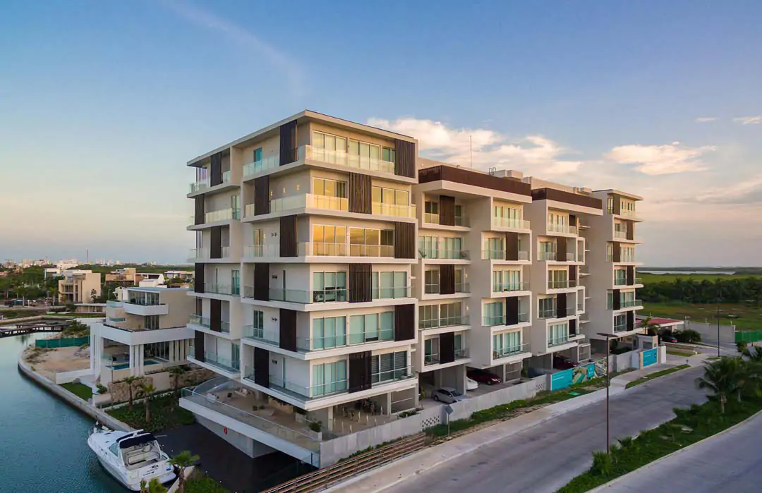Desarrollos de vivienda vertical y edificios de departamentos en la zona de Cancún y la Riviera Maya, reflejando el auge del mercado inmobiliario.