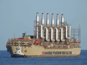 Barco generador de electricidad powership de Karpowership conectado a red eléctrica para abastecer a Quintana Roo
