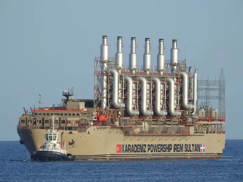 Barco generador de electricidad powership de Karpowership conectado a red eléctrica para abastecer a Quintana Roo