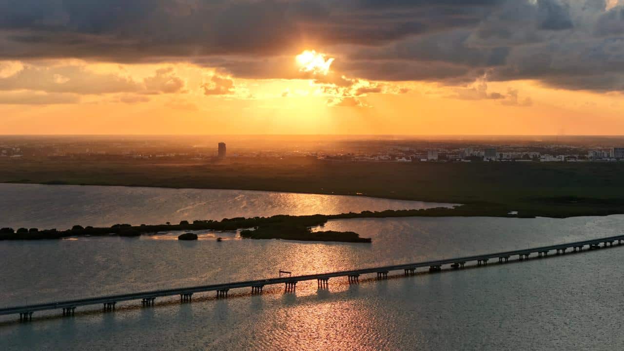 Inauguración del Puente Nichupté en Cancún, obra de 11.2 kilómetros que conecta la ciudad con la zona hotelera