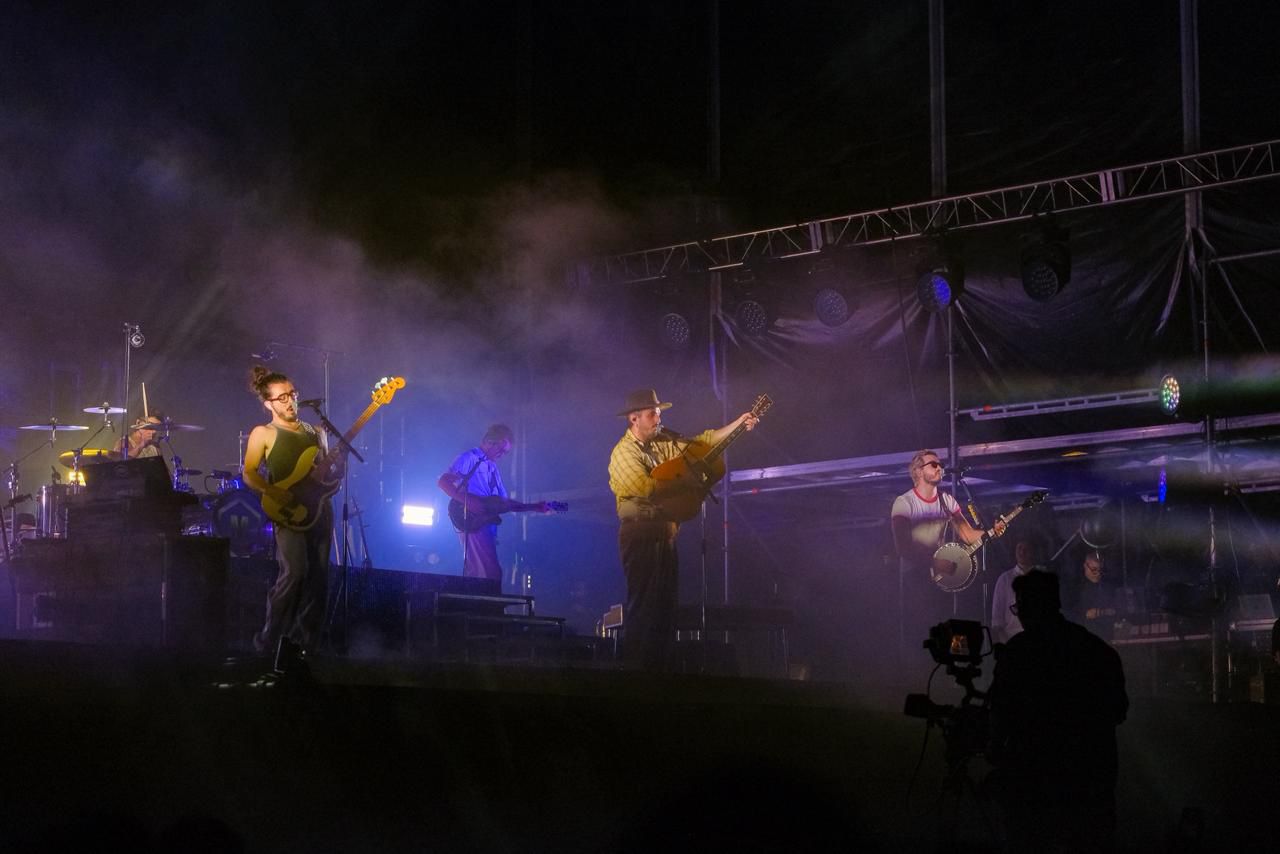 Más de 20 mil personas disfrutando del concierto gratuito de Morat sobre el agua en la inauguración del Puente Vehicular Nichupté en Cancún.