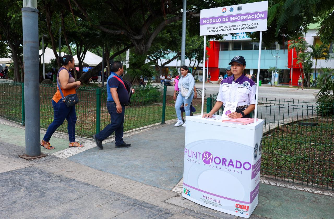 Módulo de atención del programa Punto Morado en Cancún brindando asesoría y apoyo a mujeres.