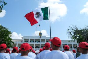 Mara Lezama y autoridades militares en la Explanada de la Bandera en Chetumal durante la protesta de conscriptos.