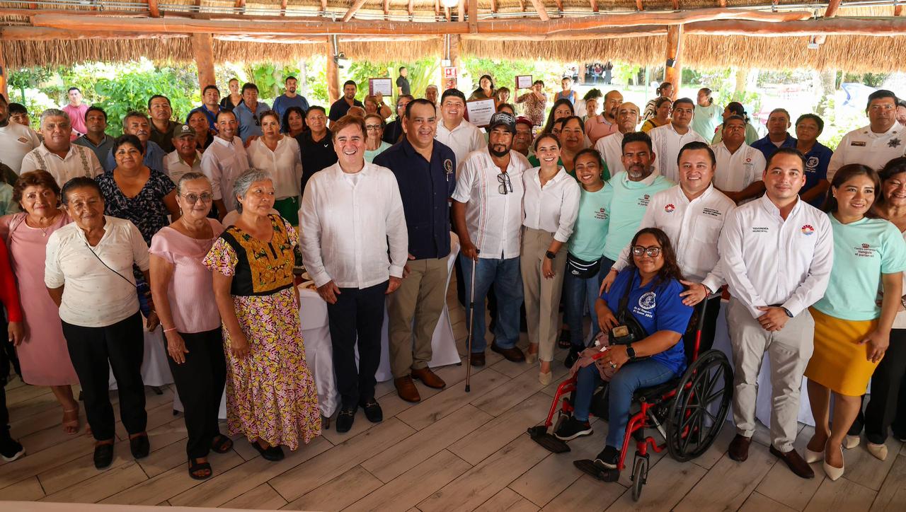 Ana Paty Peralta entrega reconocimientos en el primer Día Municipal del Tianguista en Cancún