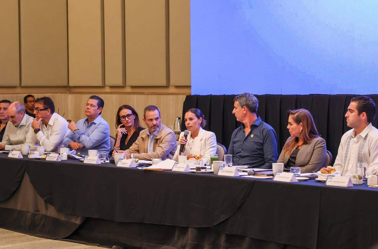 Ana Paty Peralta y Mara Lezama en reunión del CCE sobre Distrito Financiero y Tecnológico de Cancún
