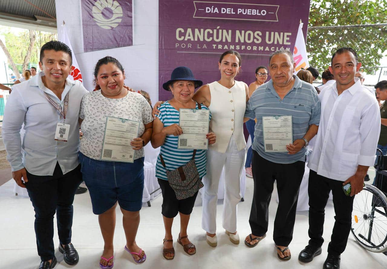La Presidenta Municipal Ana Paty Peralta atendiendo a ciudadanos durante el programa Día del Pueblo en Cancún.