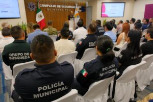 La gobernadora Mara Lezama y autoridades de seguridad durante la inauguración de la Maestría en Inteligencia Aplicada en el C5 de Cancún.