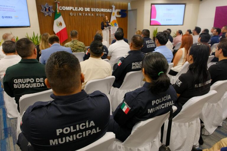 La gobernadora Mara Lezama y autoridades de seguridad durante la inauguración de la Maestría en Inteligencia Aplicada en el C5 de Cancún.