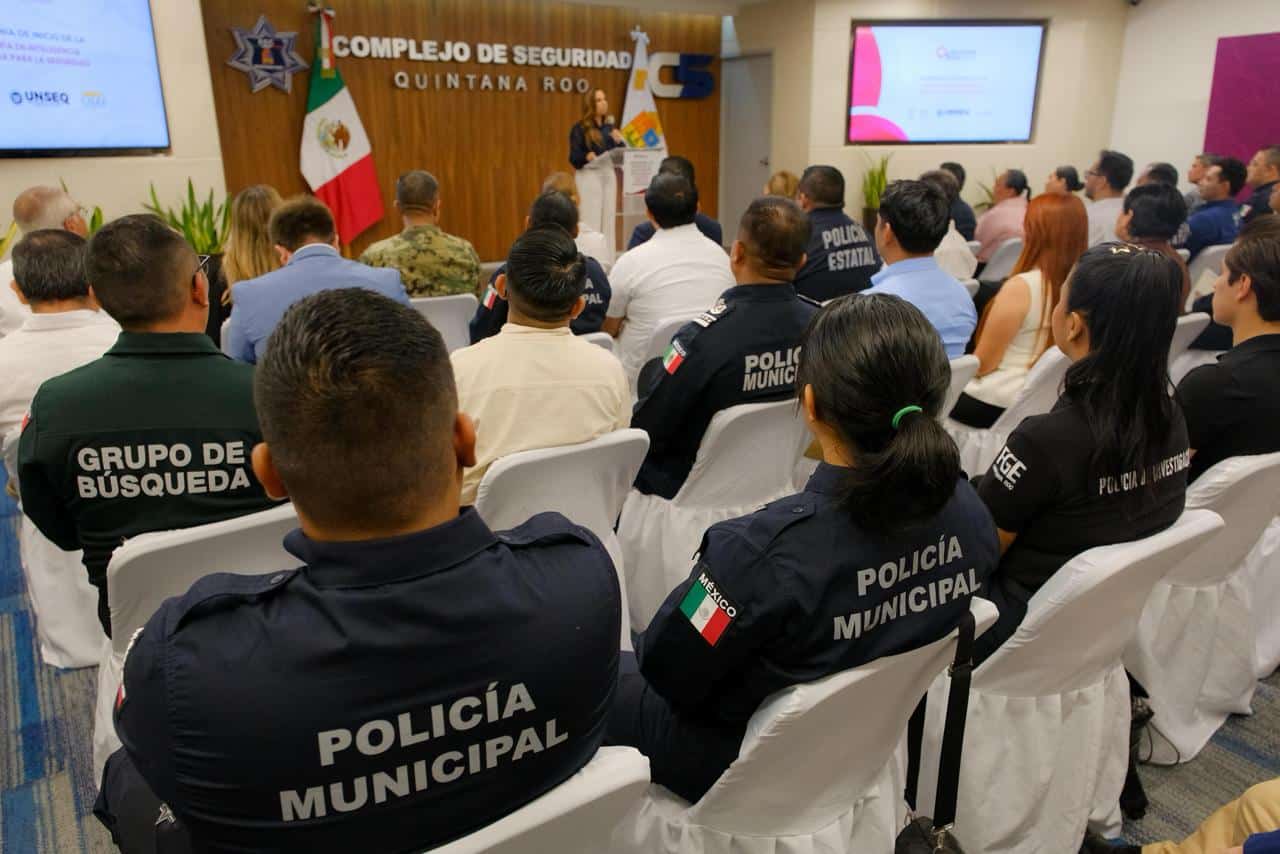 La gobernadora Mara Lezama y autoridades de seguridad durante la inauguración de la Maestría en Inteligencia Aplicada en el C5 de Cancún.