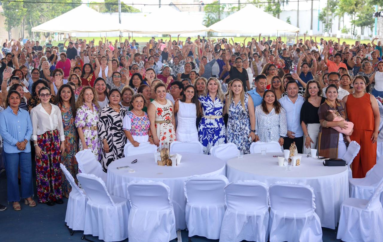 Ana Paty Peralta convive con madres trabajadoras del SUTSABJYOD en Cancún