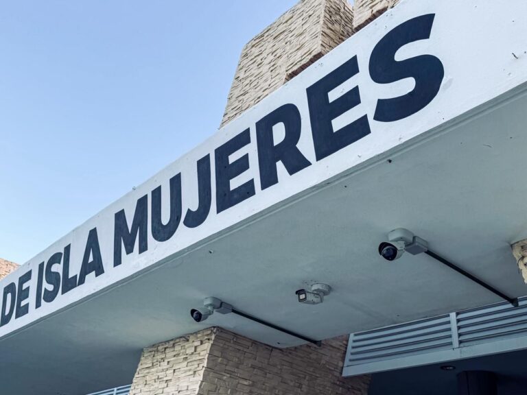 Cámaras de videovigilancia inteligente instaladas en terminal marítima de Isla Mujeres, Quintana Roo