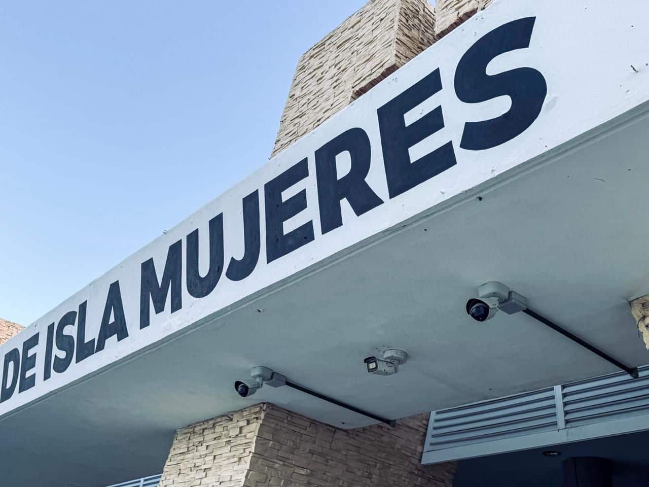 Cámaras de videovigilancia inteligente instaladas en terminal marítima de Isla Mujeres, Quintana Roo