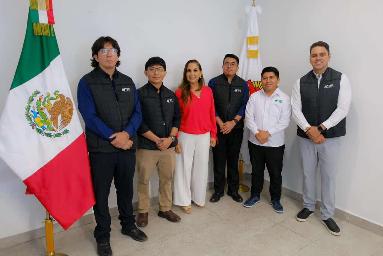 Estudiantes de UT Cancún presentan Austribot, asistente con inteligencia artificial para Embajada de México en Austria.