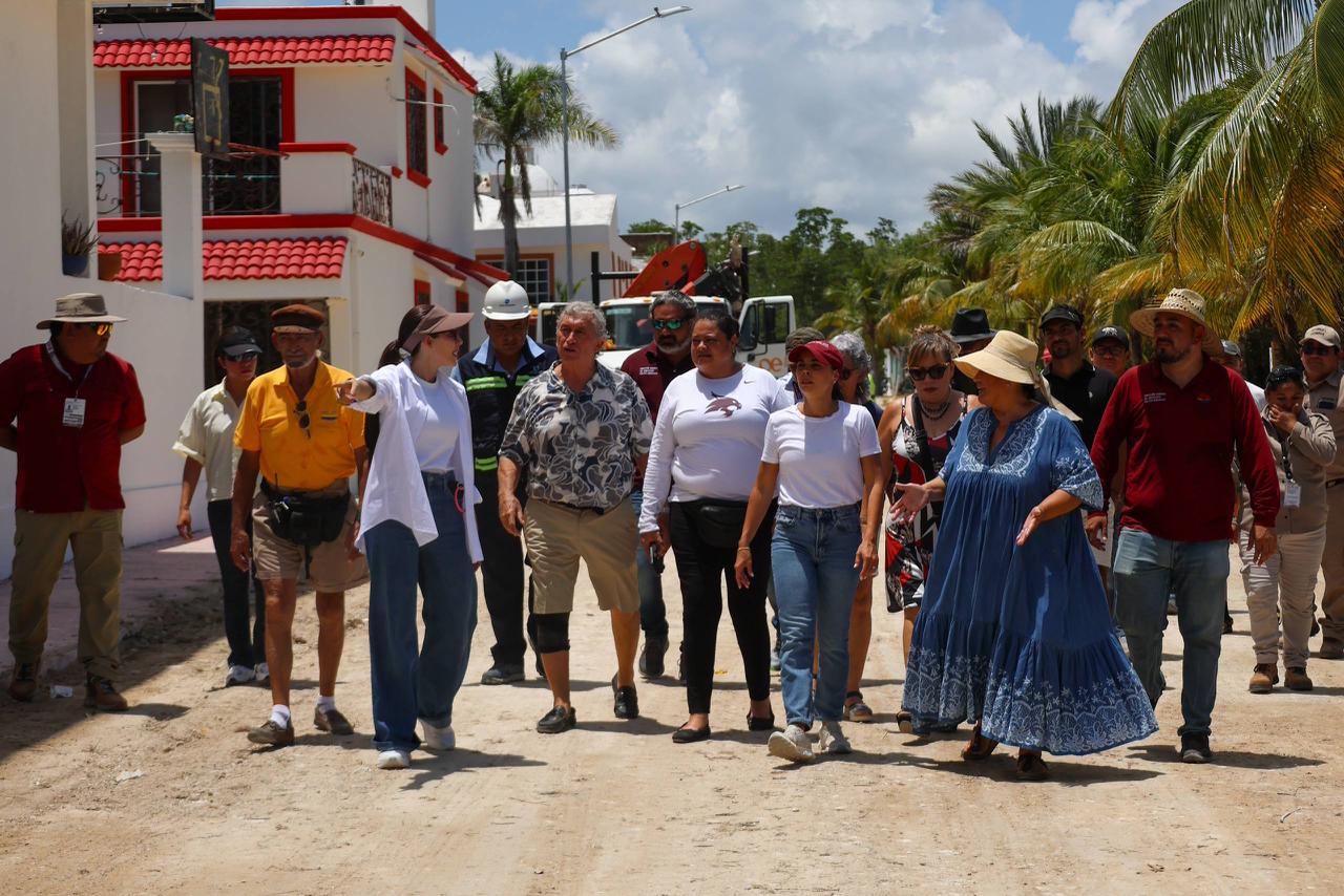 Brigadas de Servicios Públicos realizando labores de descacharrización y limpieza en las calles de Cancún.
