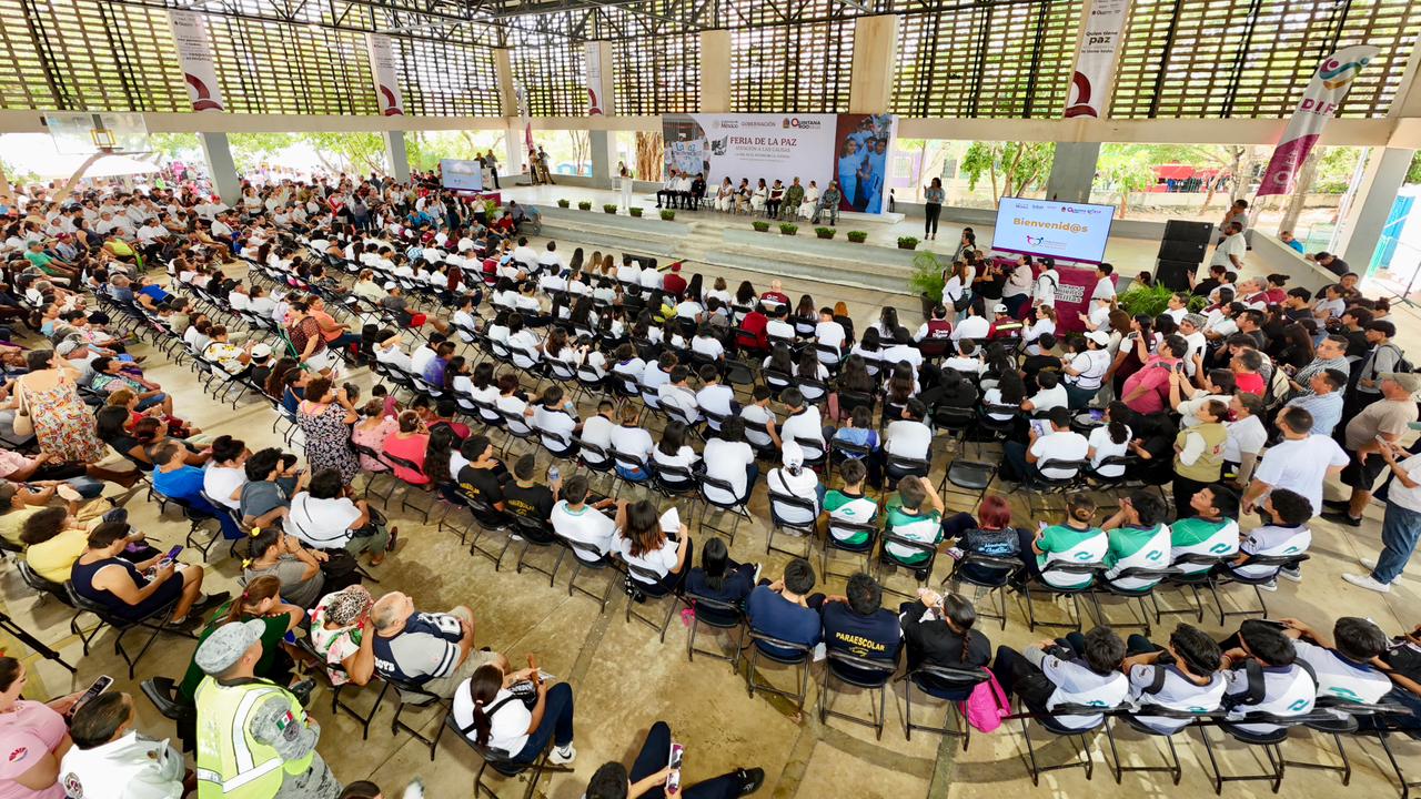 Ana Paty Peralta y la gobernadora Mara Lezama durante la inauguración de la Primera Feria de la Paz en la Supermanzana 259 de Cancún.