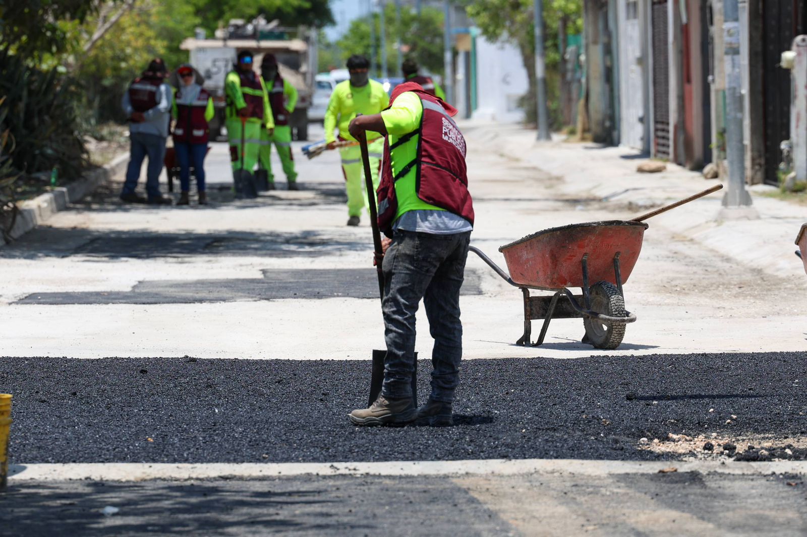 Ana Paty Peralta supervisó jornadas de bacheo en la SM 249 de Cancún con asfalto en frío y 33 brigadistas para mejorar la vialidad.