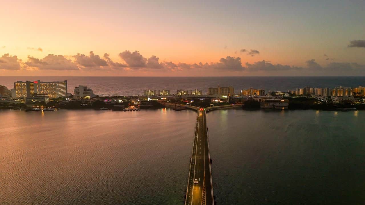 Puente Nichupté en Cancún con estructuras metálicas de diseño original sobre laguna