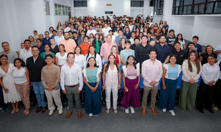 Ana Paty Peralta junto a estudiantes universitarios y autoridades durante la clausura del programa JITUR en Cancún.