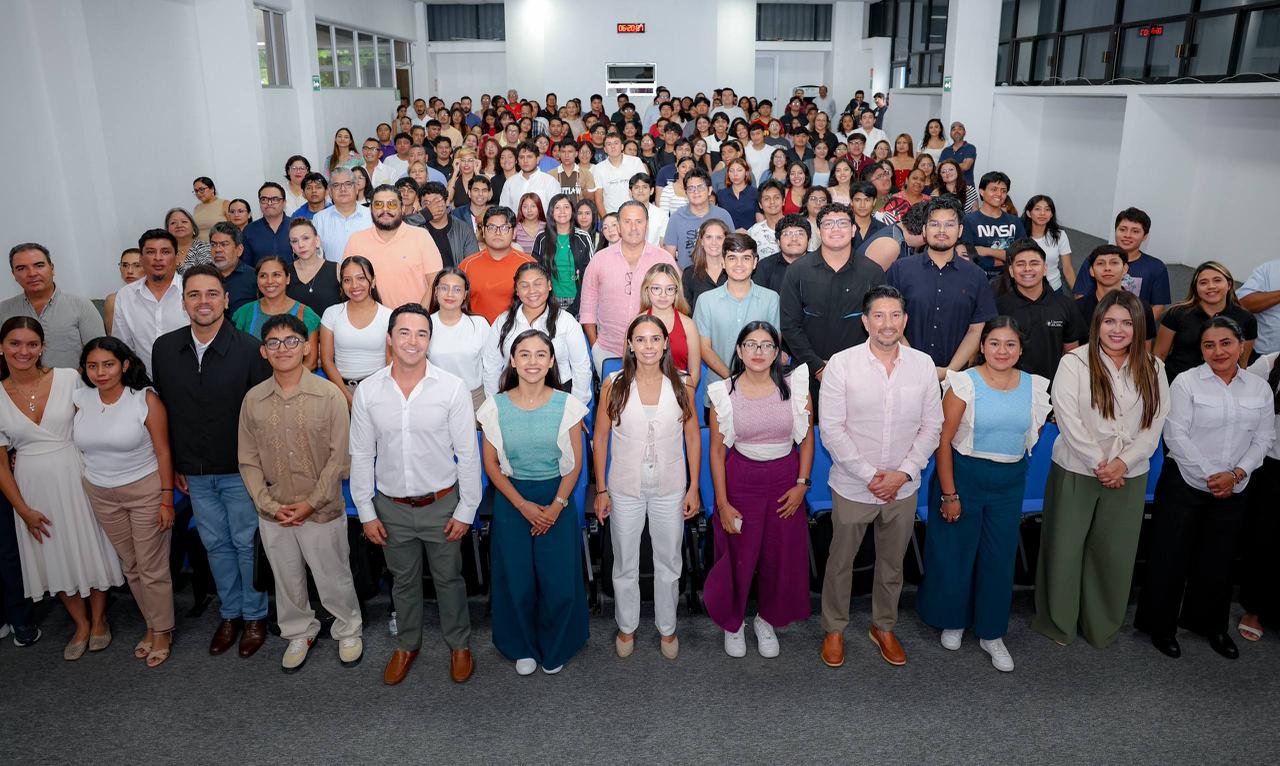 Ana Paty Peralta junto a estudiantes universitarios y autoridades durante la clausura del programa JITUR en Cancún.
