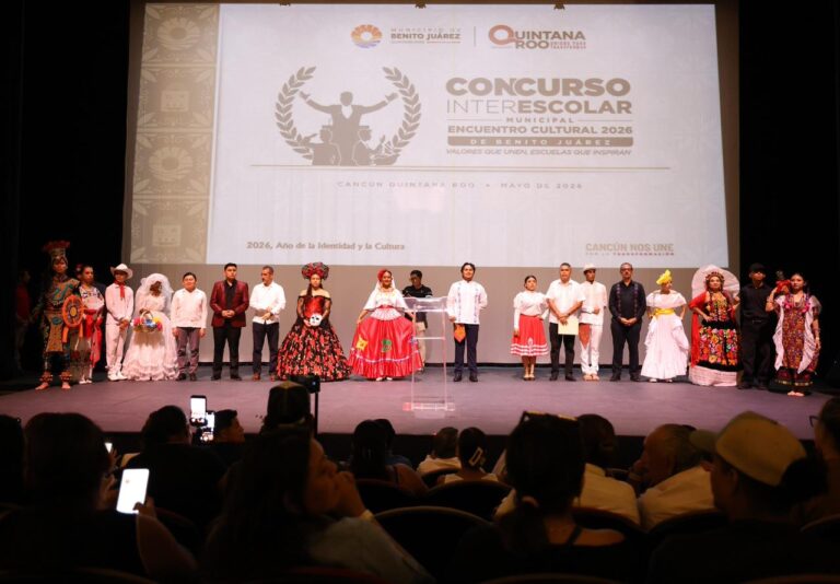 Estudiantes de secundaria en danza regional durante el Encuentro Cultural 2026 en el Teatro de la Ciudad de Cancún