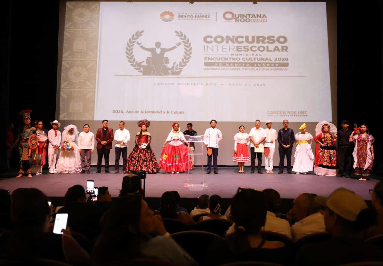 Estudiantes de secundaria en danza regional durante el Encuentro Cultural 2026 en el Teatro de la Ciudad de Cancún