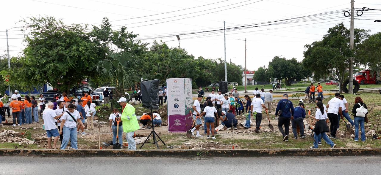 Alt text de imagen: Ana Paty Peralta, Presidenta Municipal, sembrando árboles junto a estudiantes y ciudadanos como parte del programa Arboriza Cancún.